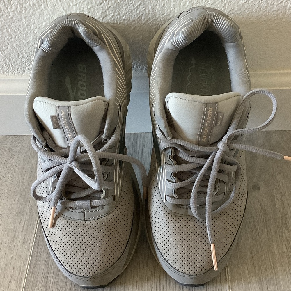 Brooks Women's Sneakers in Light Gray (suede)